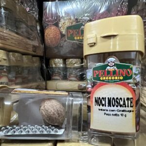 Noce Moscata intera con grattugia